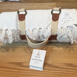 Picnic Time Montecito Blanket with harness